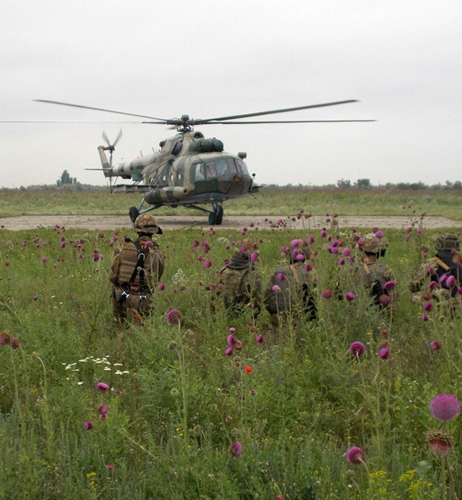 Вертолетный десант всу. Вертолёт ЗСУ. Ми 8 военный. Вертолетная бригада ВДВ. Высадка ВДВ под Киевом.